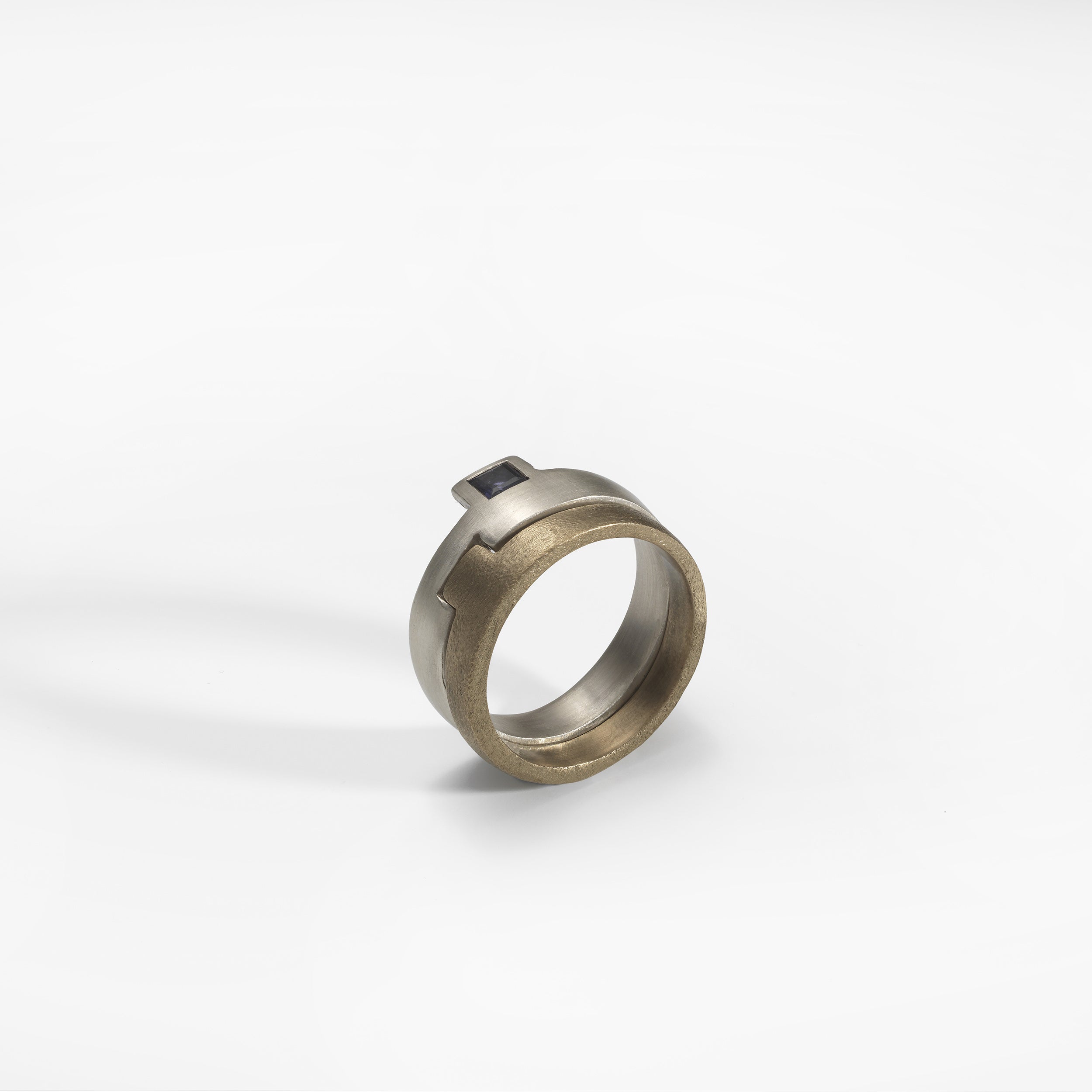 Bague Puzzle bicolor, argent et bronze avec une iolite