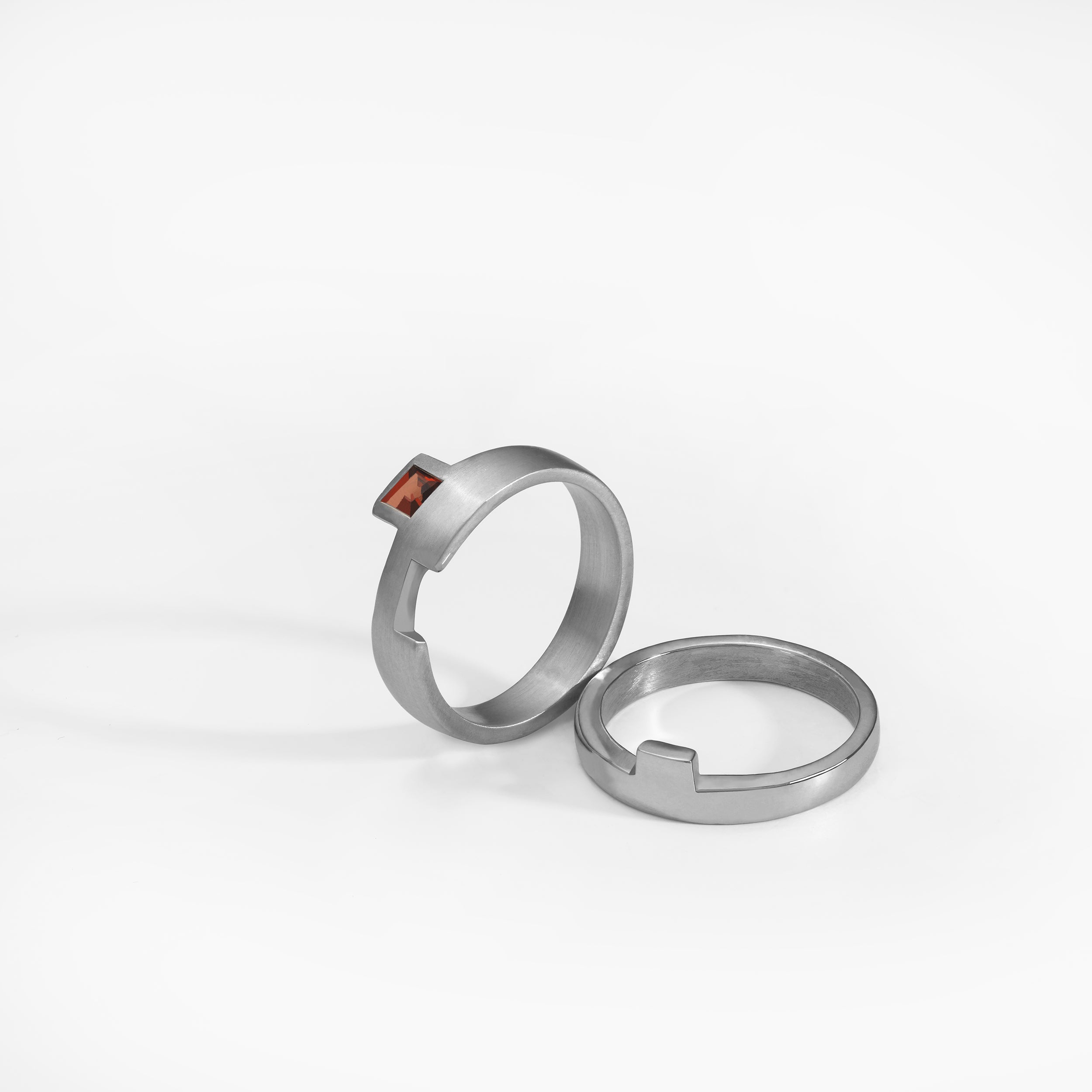 Bague Puzzle, argent, sertie d'un grenat rouge