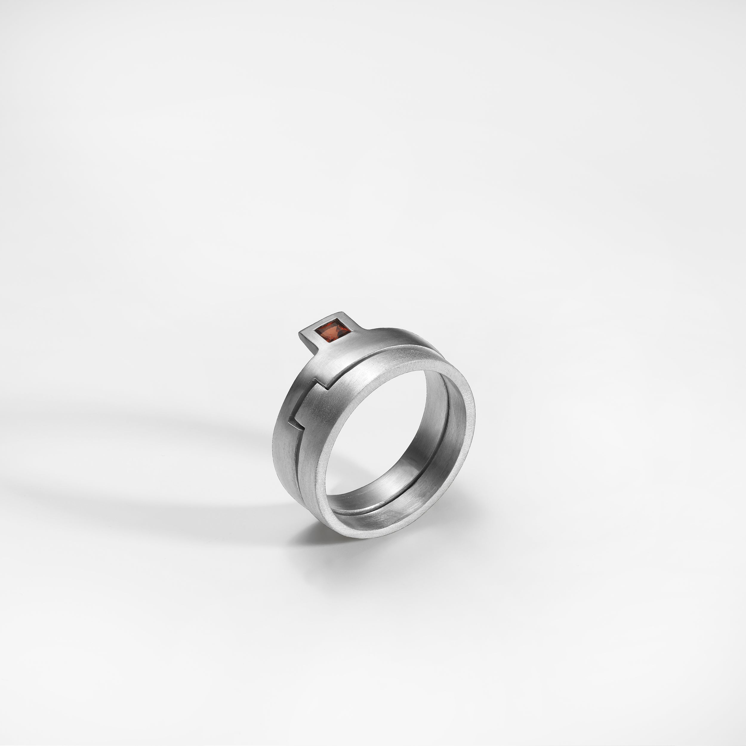 Bague Puzzle, argent, sertie d'un grenat rouge
