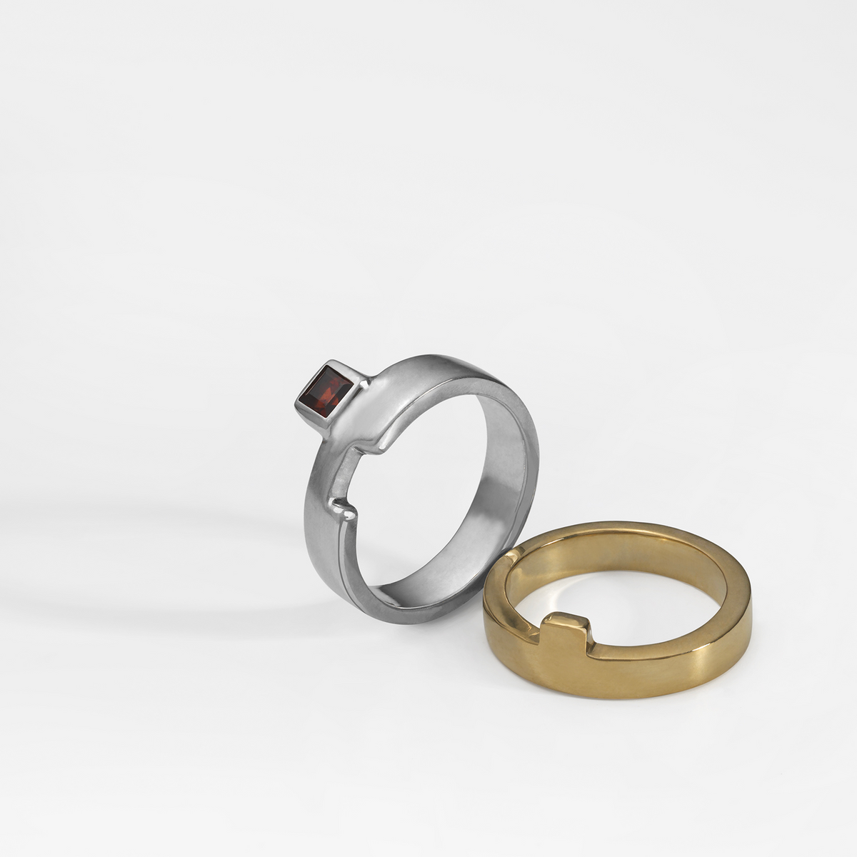 Puzzle Bicolor ring, sterling silver and yellow gold plated, set with a red garnet