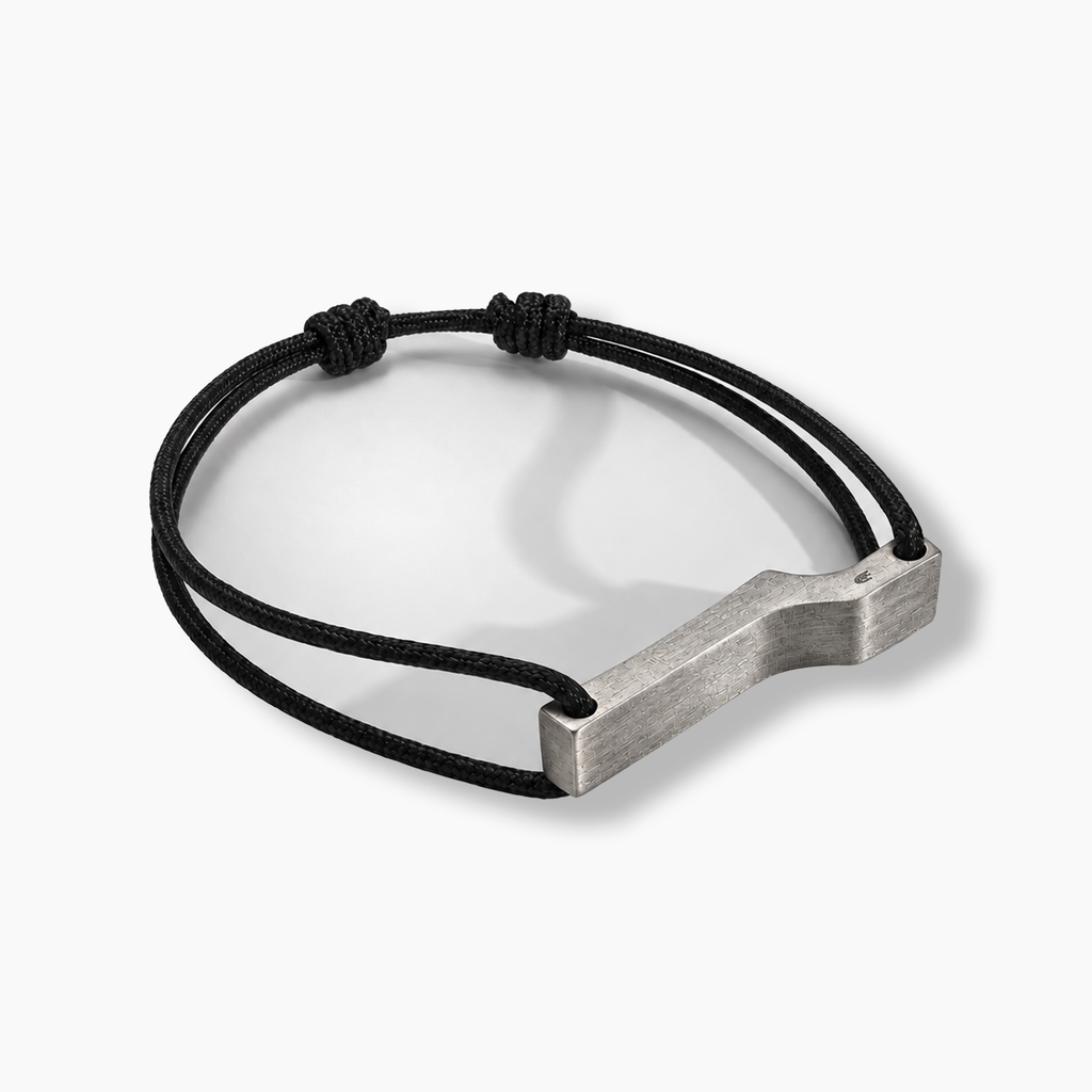 Bracelet Scala BIG, argent brossé, cordon et noeud coulissant.